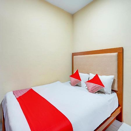 Oyo 3710 Izzi Hotel Lamongan Eksteriør billede