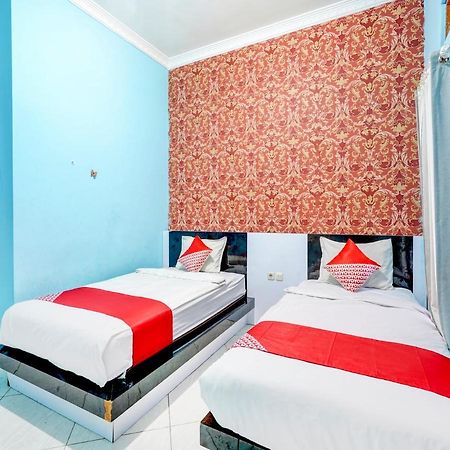 Oyo 3710 Izzi Hotel Lamongan Eksteriør billede