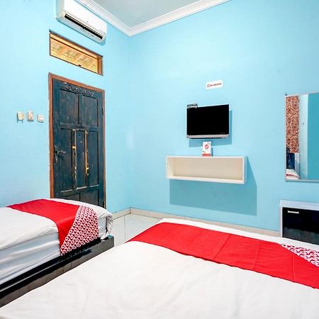 Oyo 3710 Izzi Hotel Lamongan Eksteriør billede