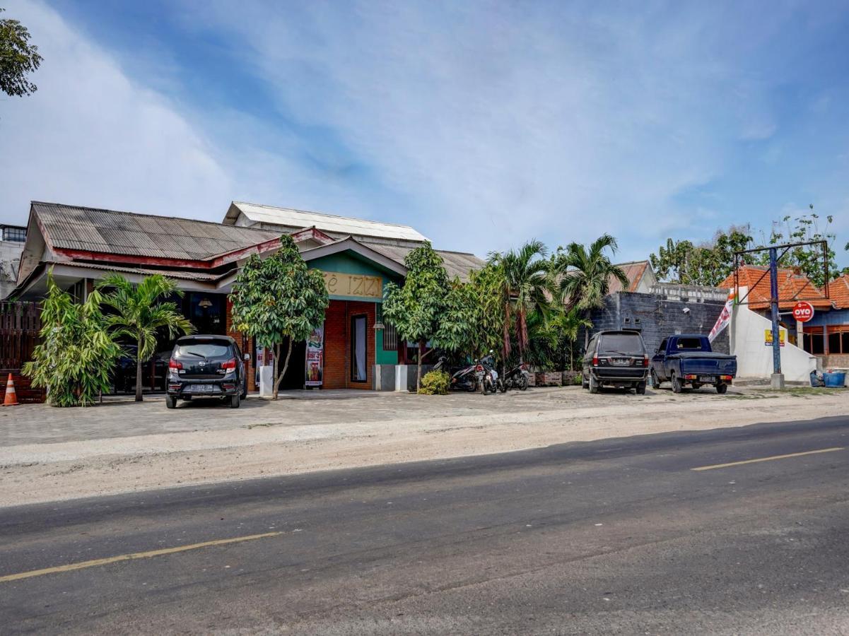 Oyo 3710 Izzi Hotel Lamongan Eksteriør billede