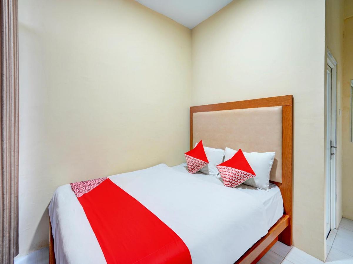 Oyo 3710 Izzi Hotel Lamongan Eksteriør billede