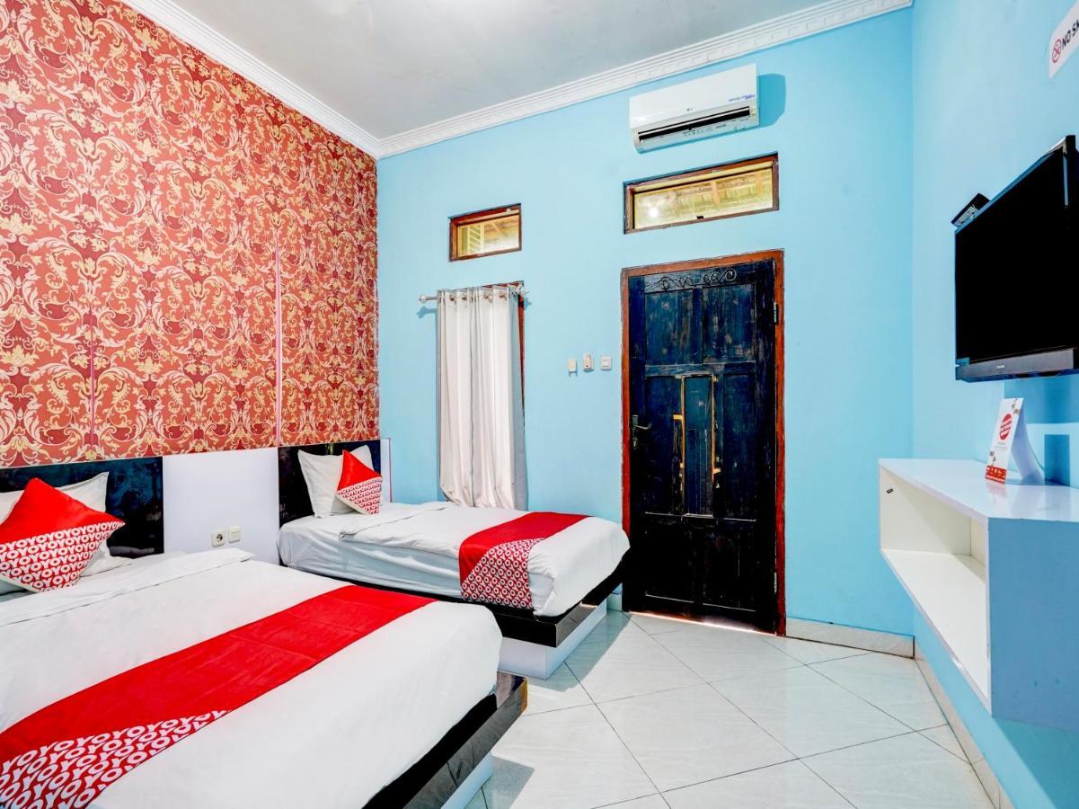 Oyo 3710 Izzi Hotel Lamongan Eksteriør billede