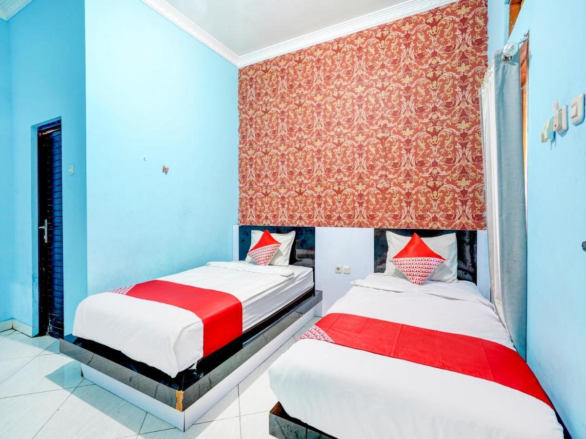 Oyo 3710 Izzi Hotel Lamongan Eksteriør billede
