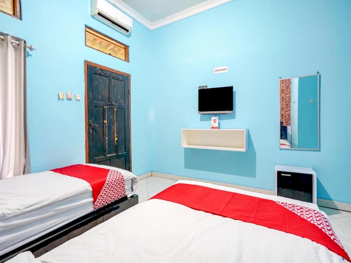 Oyo 3710 Izzi Hotel Lamongan Eksteriør billede