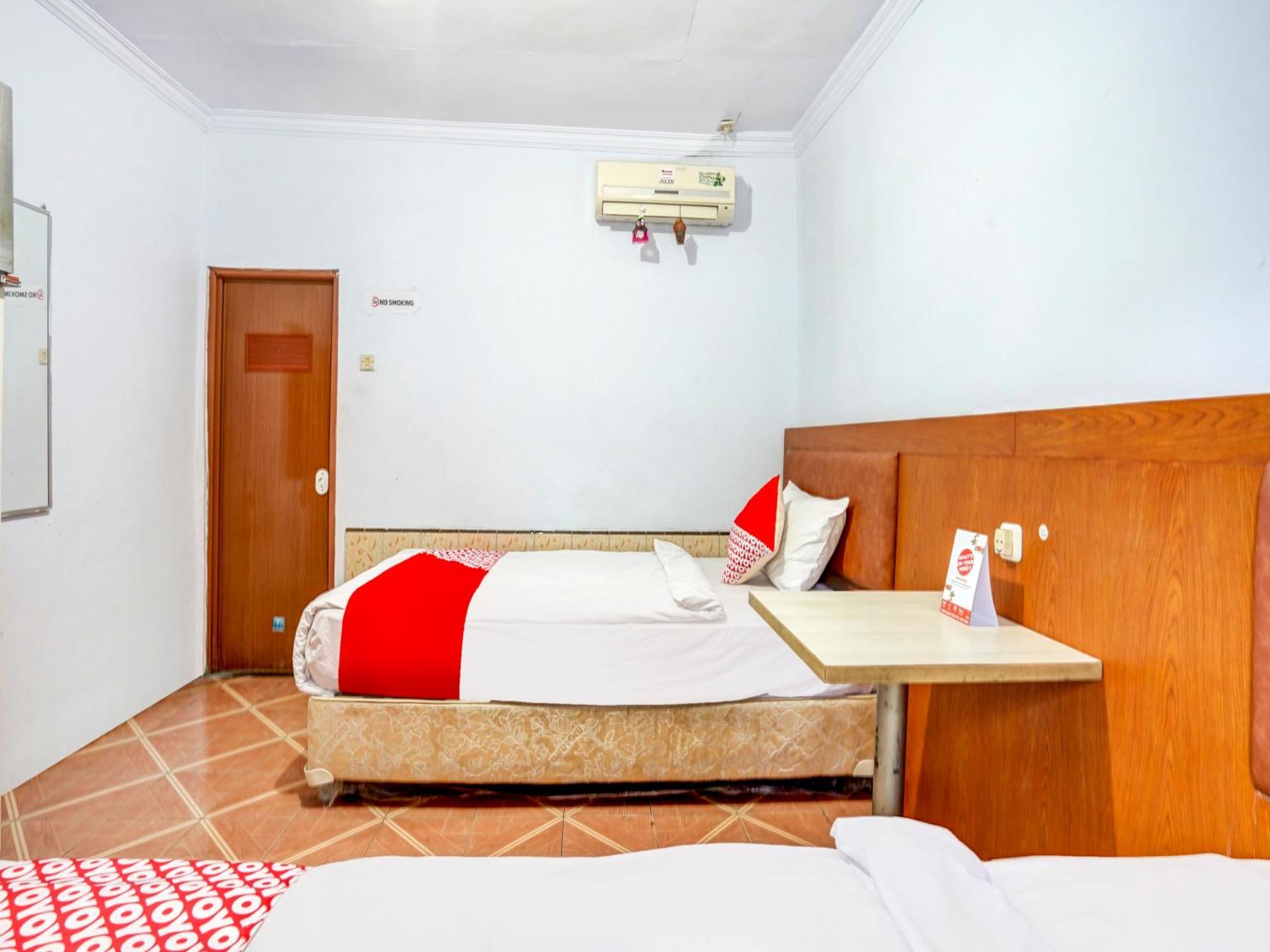 Oyo 3710 Izzi Hotel Lamongan Eksteriør billede