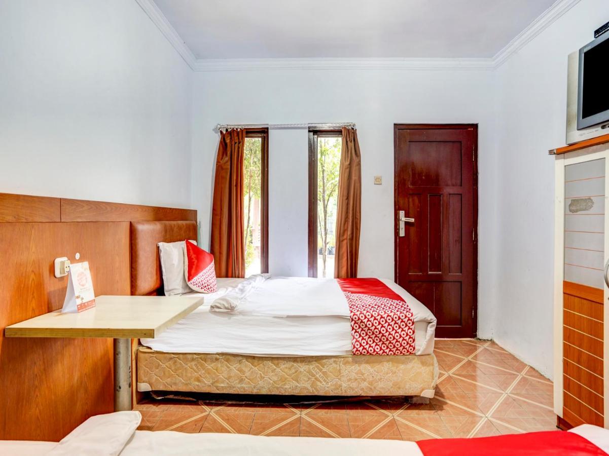 Oyo 3710 Izzi Hotel Lamongan Eksteriør billede