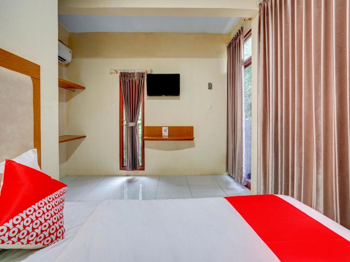 Oyo 3710 Izzi Hotel Lamongan Eksteriør billede