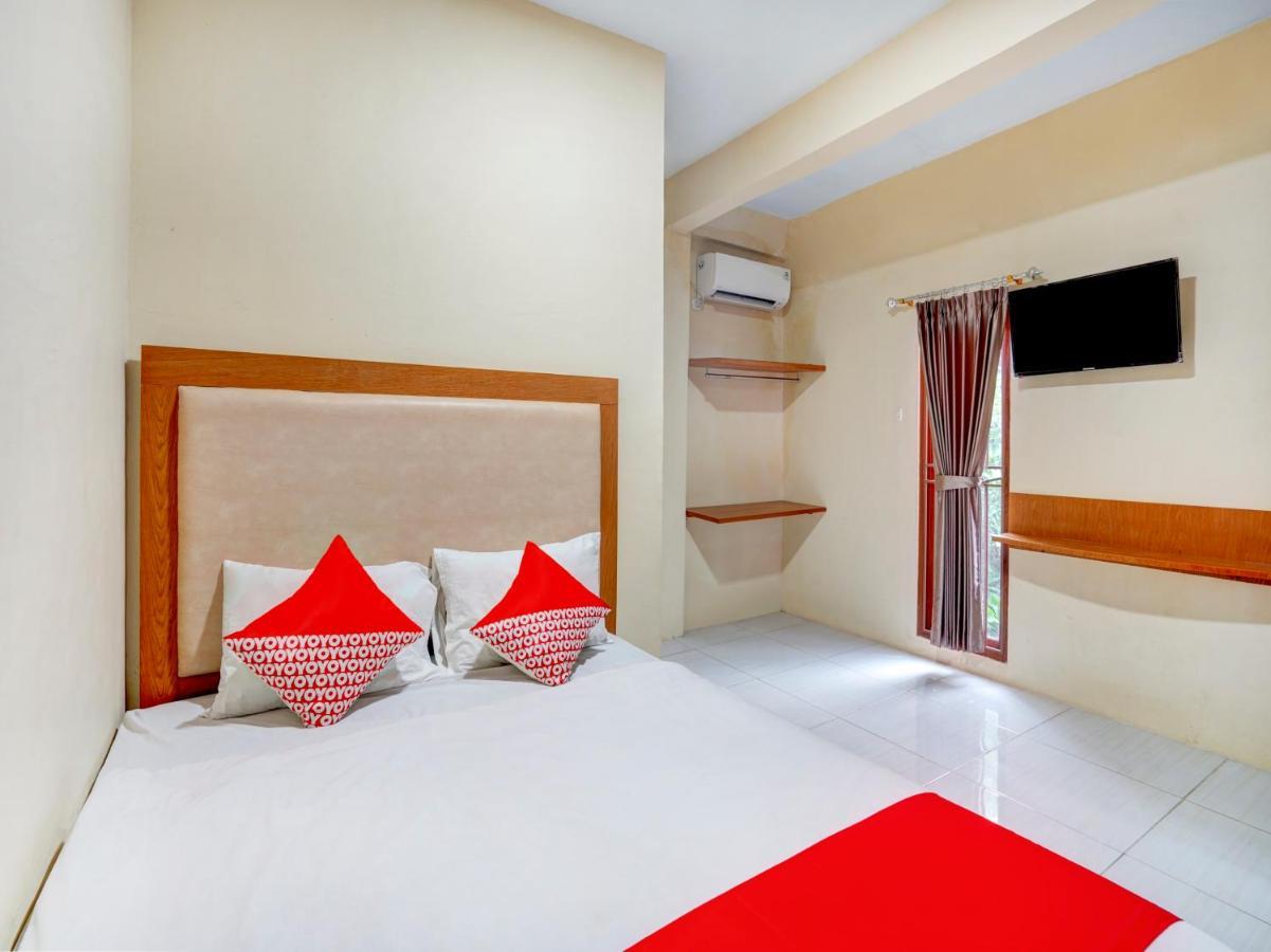Oyo 3710 Izzi Hotel Lamongan Eksteriør billede