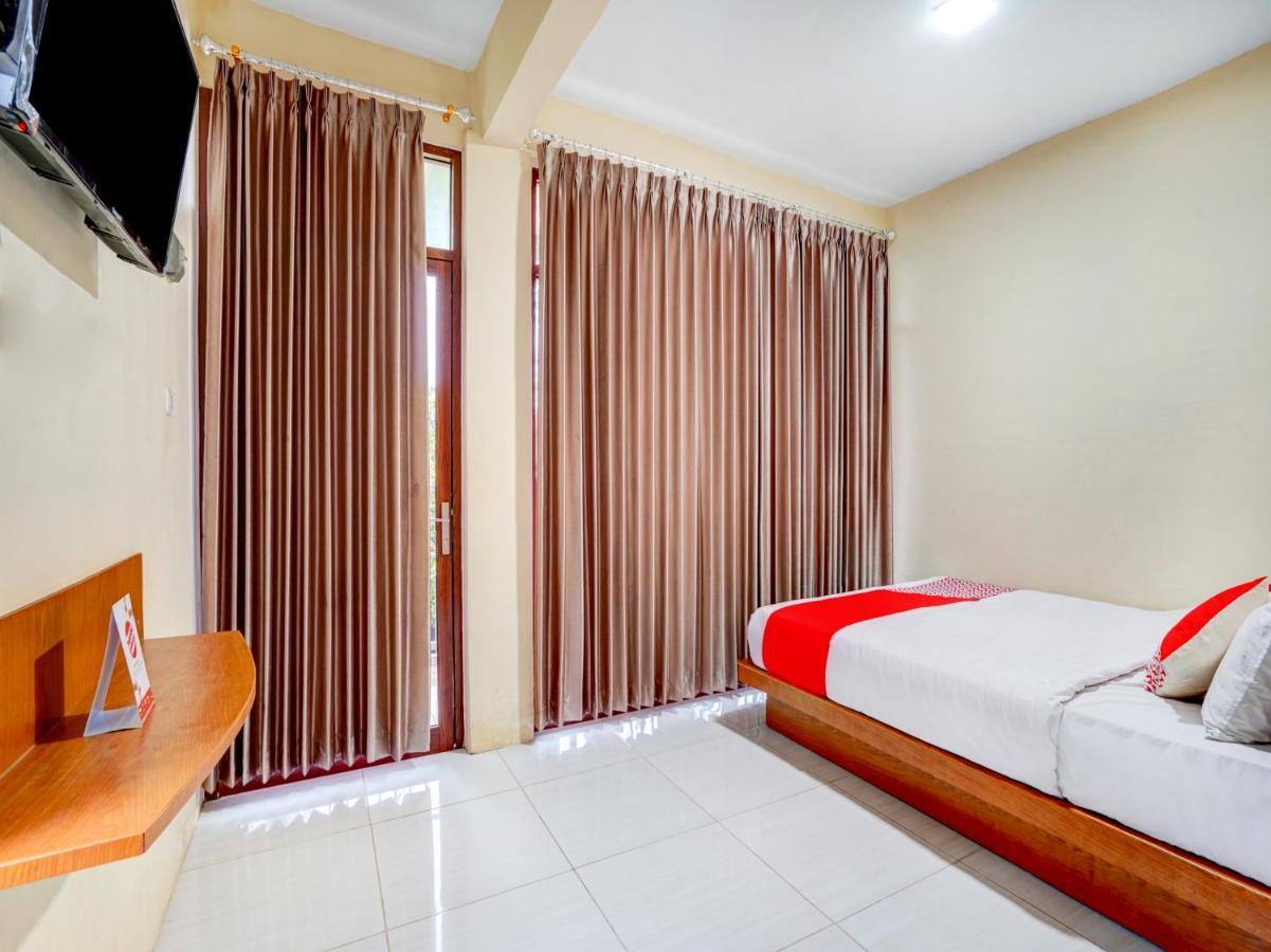Oyo 3710 Izzi Hotel Lamongan Eksteriør billede