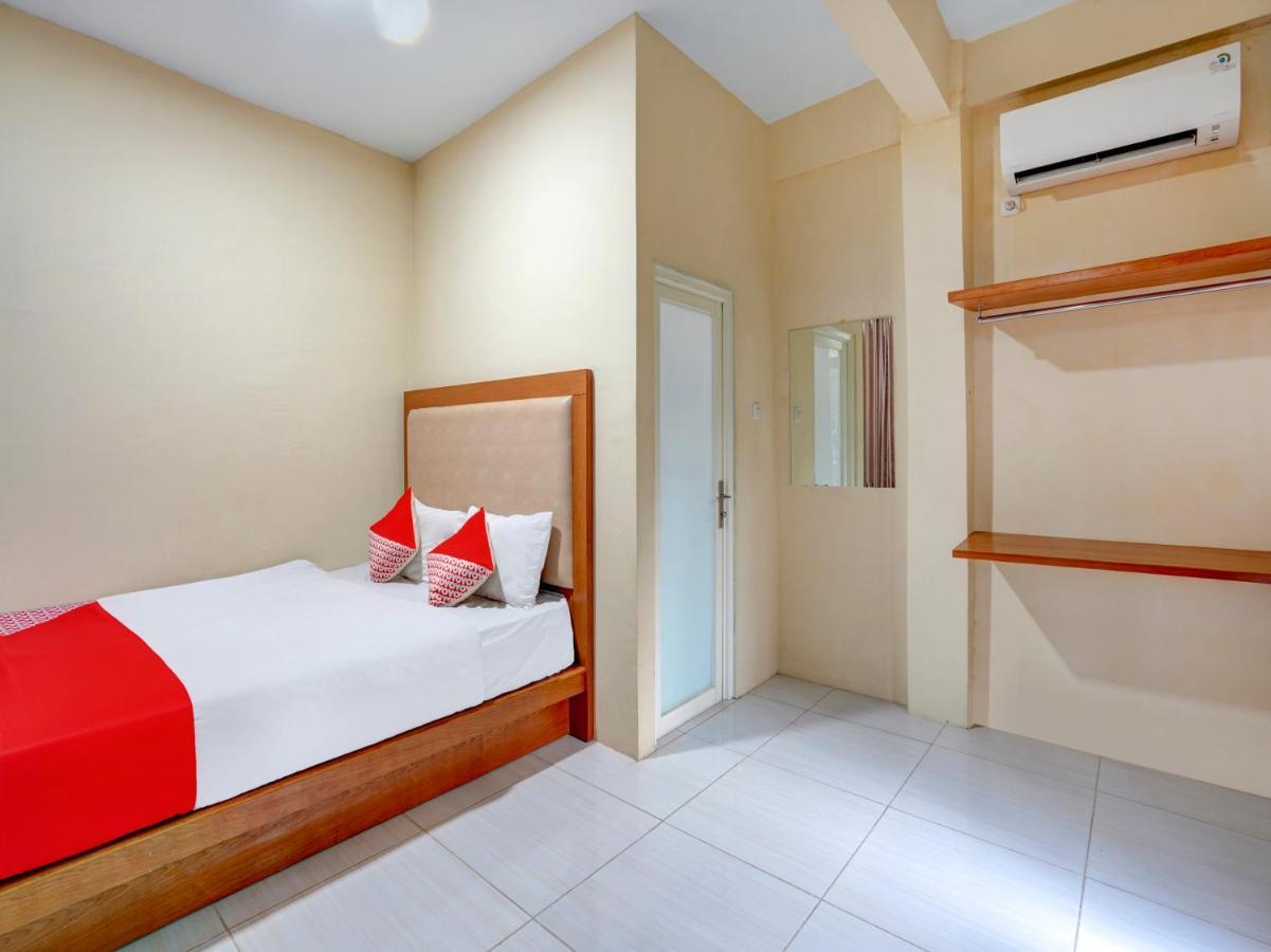 Oyo 3710 Izzi Hotel Lamongan Eksteriør billede